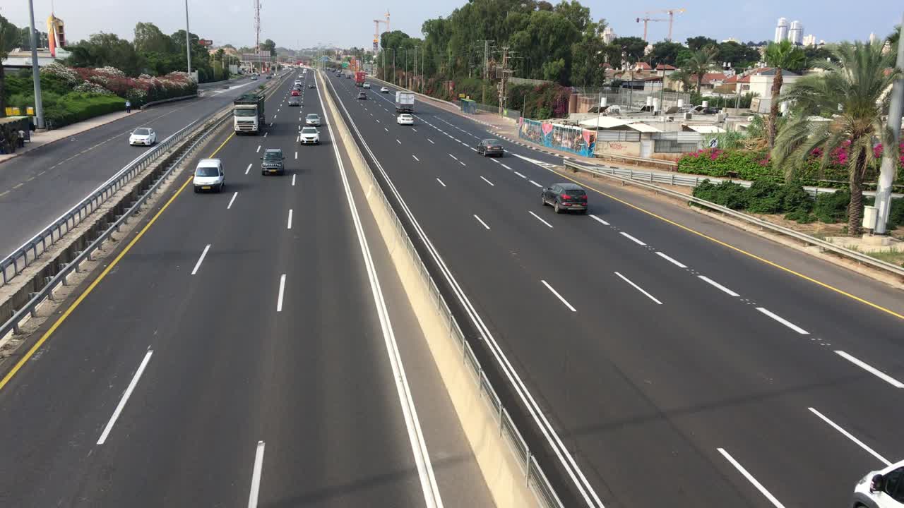 모터 교통은 이스라엘 네타니아 시의 고속도로에서 빠르게 운행됩니다.