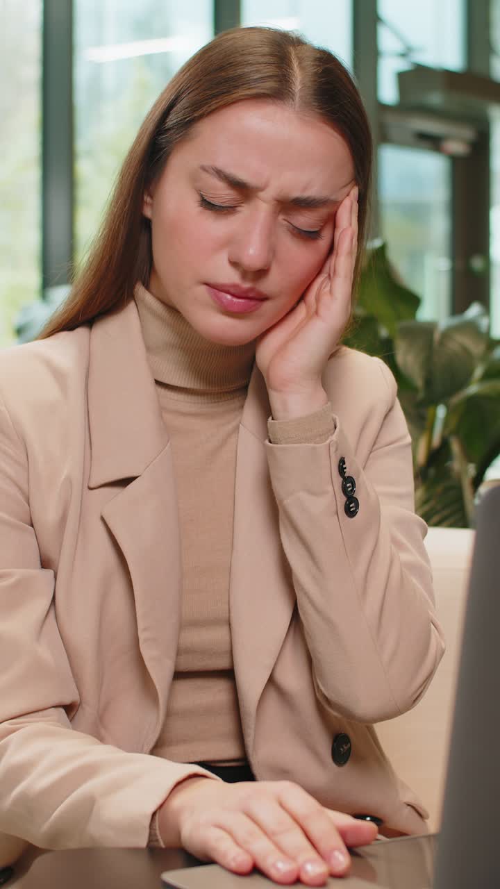 Libera professionista stanca usa il laptop e soffre di mal di testa, tensione, emicrania e stress