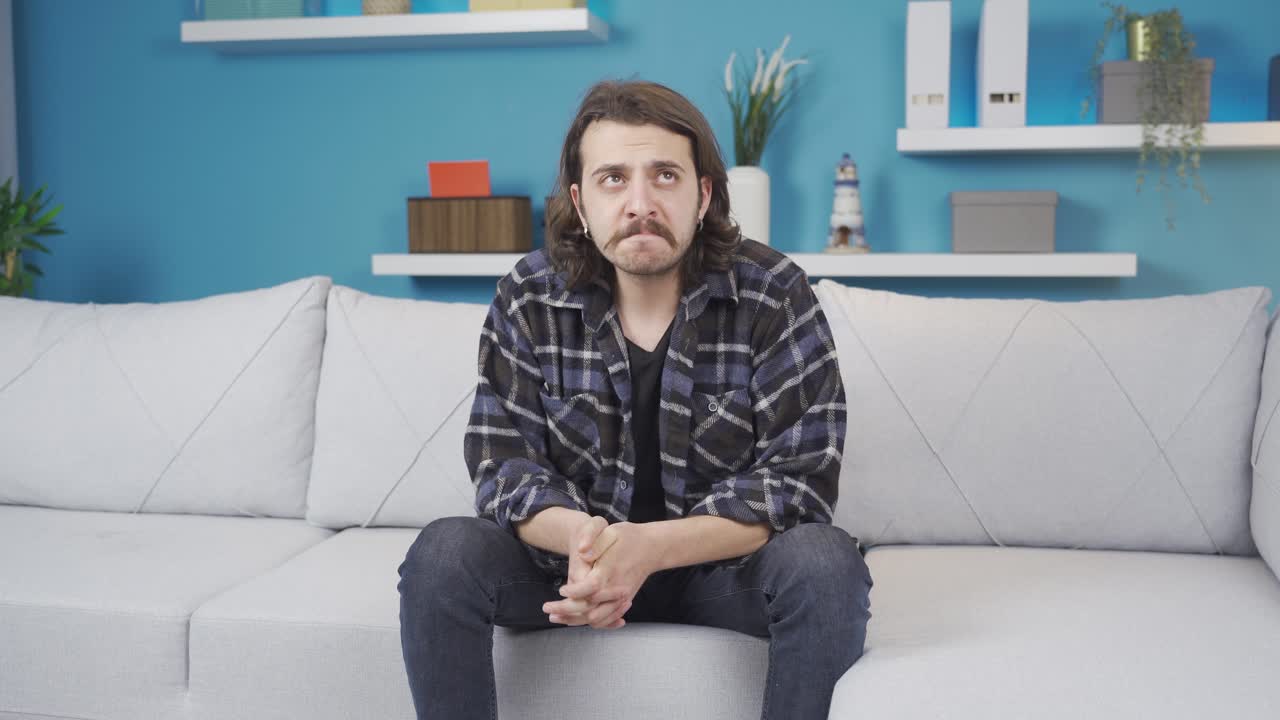 혼자 있는 것에 지쳐있는 사람.