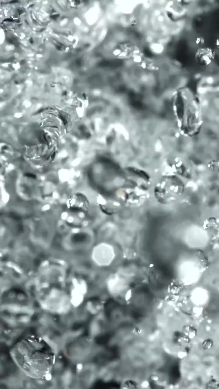 Primo piano macro di bolle e schizzi d'acqua dinamici