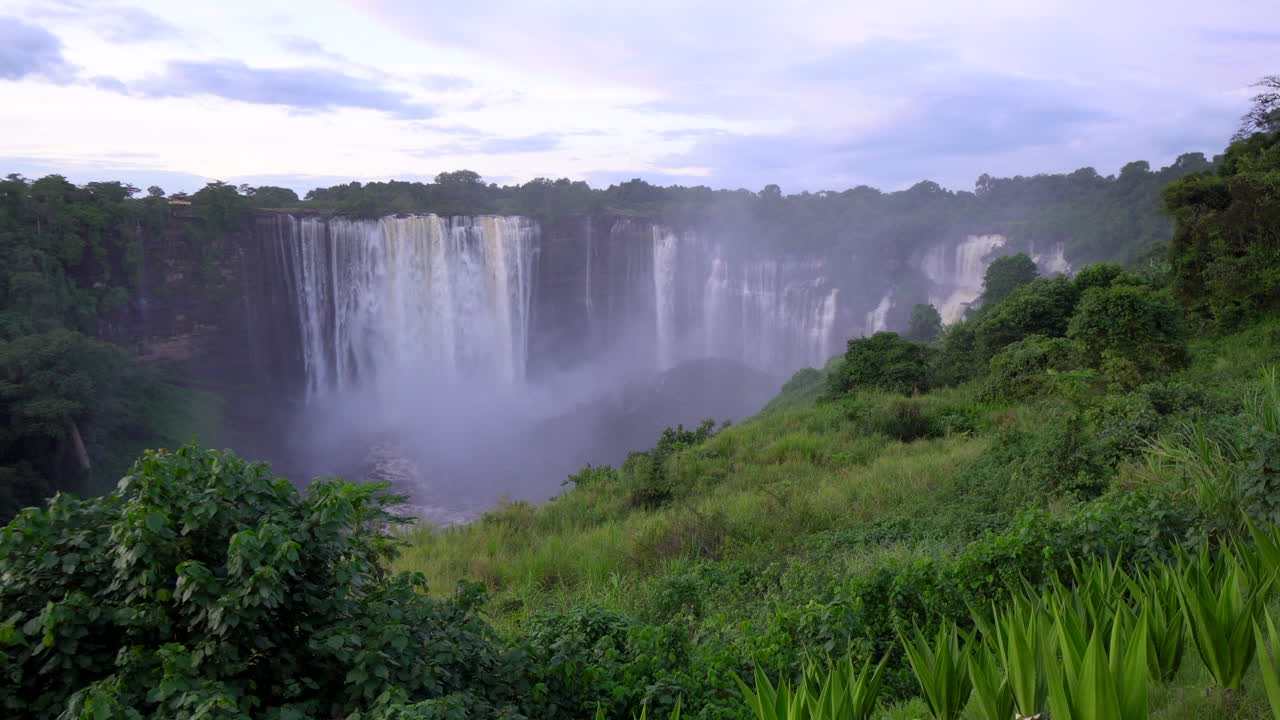 la famosa cascada de kalandula en angola, áfrica
