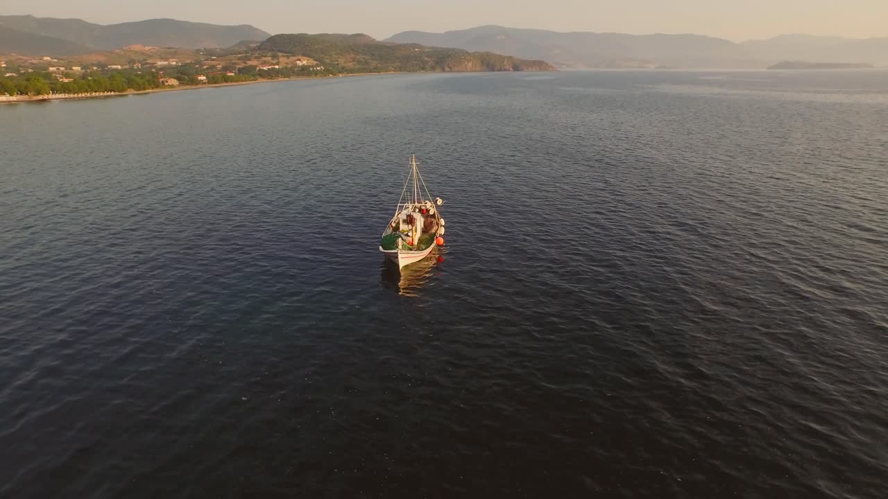 Vista aerea: Un peschereccio nella baia davanti a Molyvos, Grecia