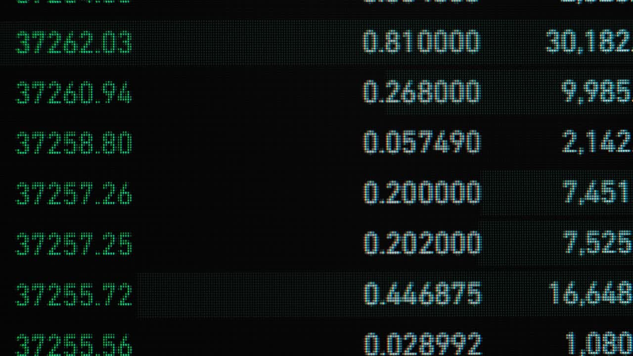 los dígitos verdes y blancos muestran las tasas de cambio de las monedas