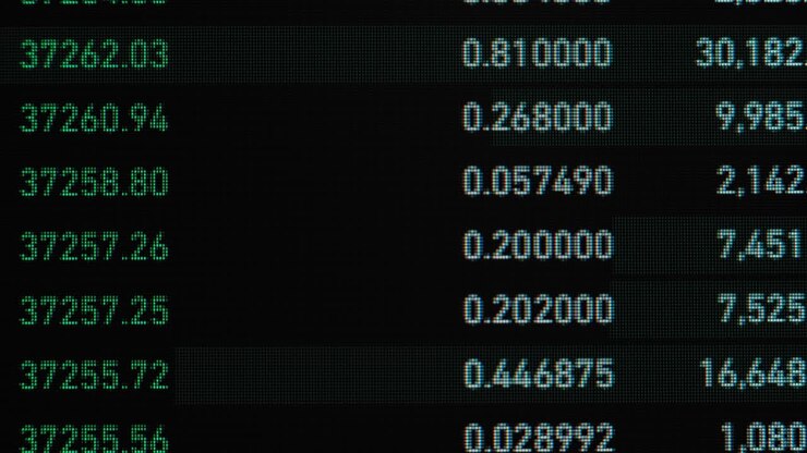 Green and white digits show currencies rates of exchange