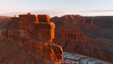 Retroceso-Cinematográfico-Durante-El-Amanecer-Nevado-En-El-Valle-De-Los-Dioses,-Utah