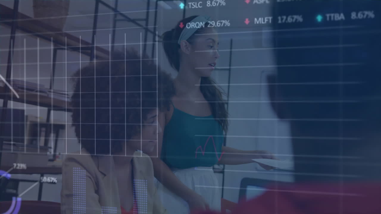 사무실에서 회의를 가진 다양한 동료들에 대한 금융 데이터 처리의 활성화