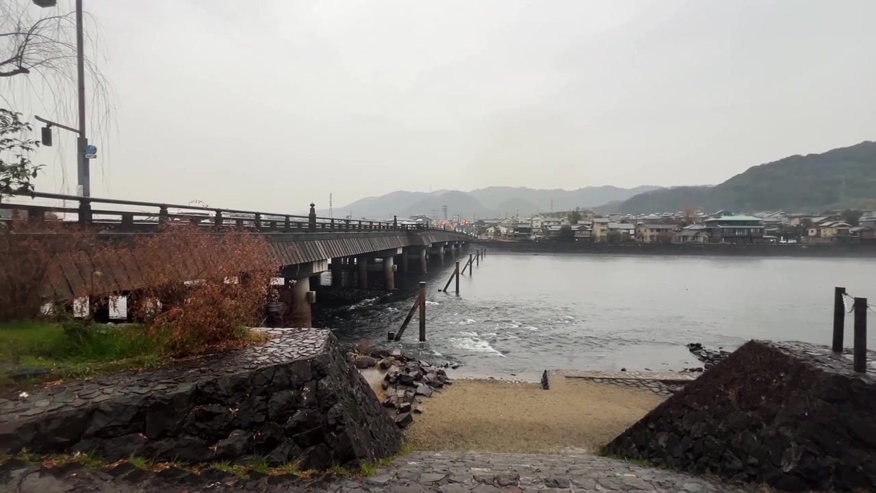 Giorno di pioggia a Kyoto, Giappone, vista del ponte sul fiume