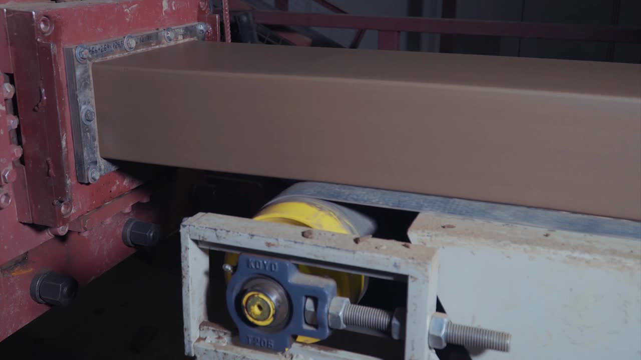 cinta transportadora industrial con material procesado