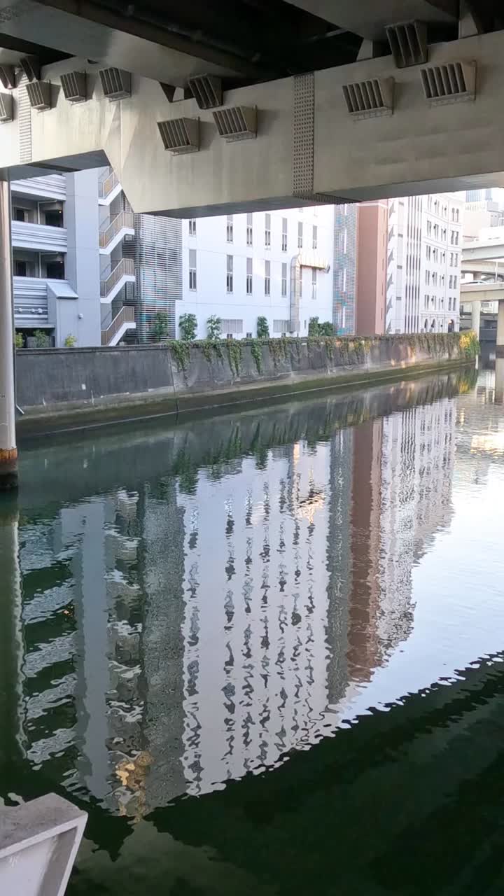 도시 다리  에서 흐르는 조용 한 수로