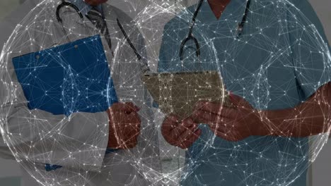 animación de la red de comunicación global red sobre la sección media de dos médicos masculinos