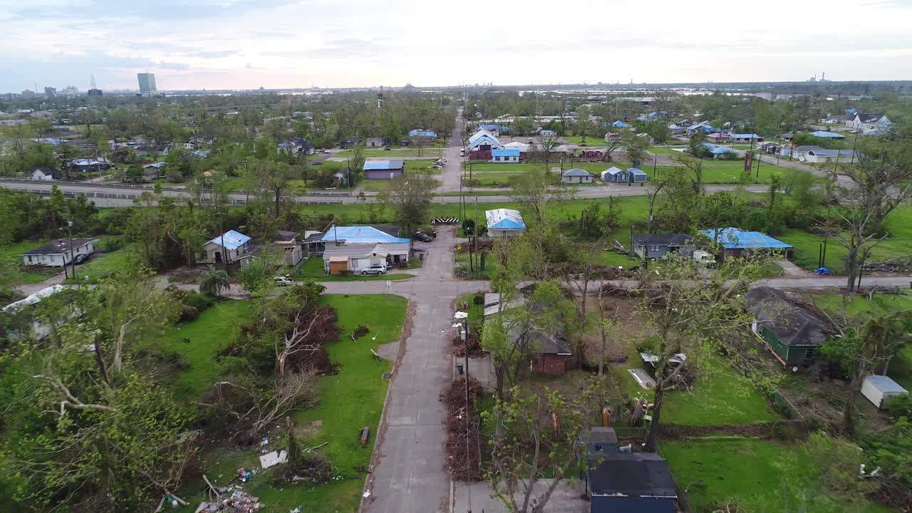 imágenes aéreas de drones de vientos fuertes y daños por tormentas de tornados en casas residenciales en un vecindario en lake charles, luisiana