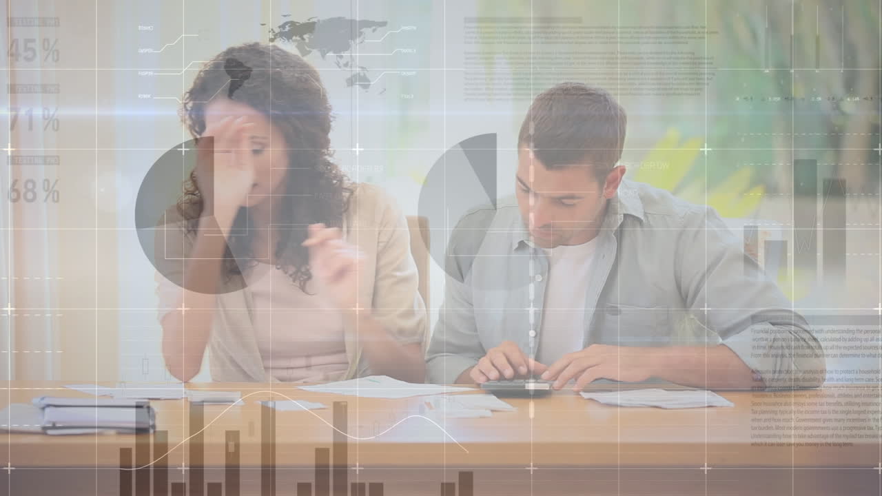 animación del procesamiento de datos financieros sobre la pareja caucásica que paga las facturas