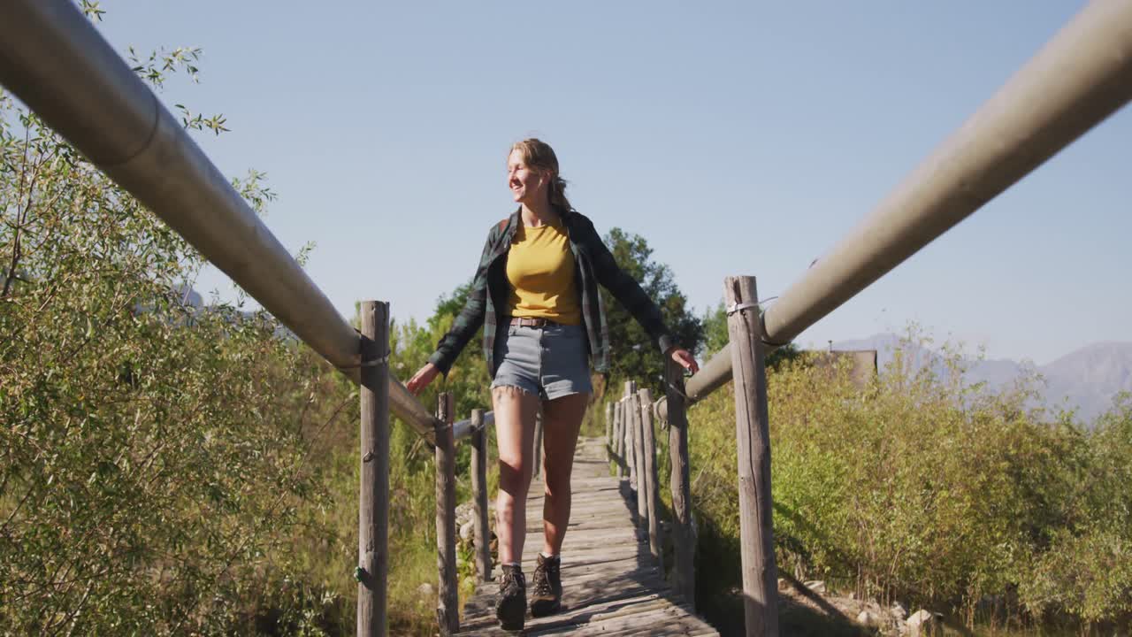 mujer caucásica haciendo senderismo en la naturaleza