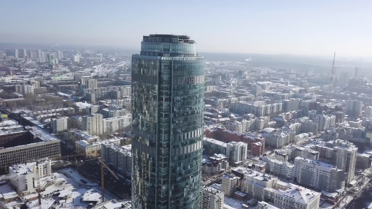 vista aérea de un rascacielos moderno en una ciudad de invierno