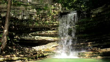 catarata en el río okatse. monumento natural en el distrito de khoni cerca de kutaisi, región de imereti, georgia. monumento en un soleado día de verano