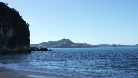 Bahía-Solitaria-En-La-Península-De-Coromandel-Con-Sombras-Detrás-De-La-Roca-Caliza