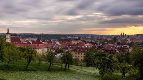 Timelapse-Del-Amanecer-De-Praga,-República-Checa-Visto-Desde-Los-Huertos-De-Los-Jardines-De-Petrin-Con-Vistas-A-La-Calle