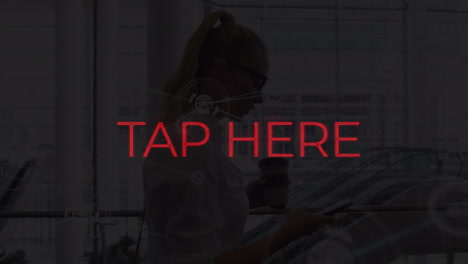 animación de toque aquí texto sobre mujeres caucásicas usando smarphone
