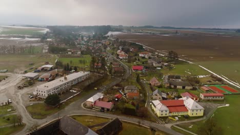 Toma-Aérea-Del-Fabuloso-Paisaje-Del-Pueblo-De-Vendolí-Con-áreas-Verdes,-República-Checa,-Europa