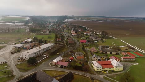 toma aérea del fabuloso paisaje del pueblo de vendolí con áreas verdes, república checa, europa