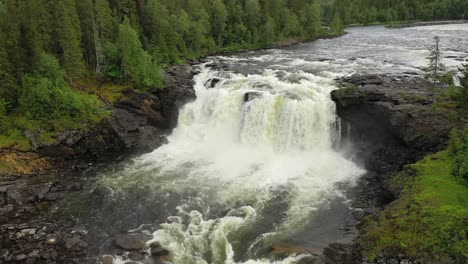 La-Cascada-Ristafallet-En-La-Parte-Occidental-De-Jamtland-Está-Catalogada-Como-Una-De-Las-Cascadas-Más-Hermosas-De-Suecia.