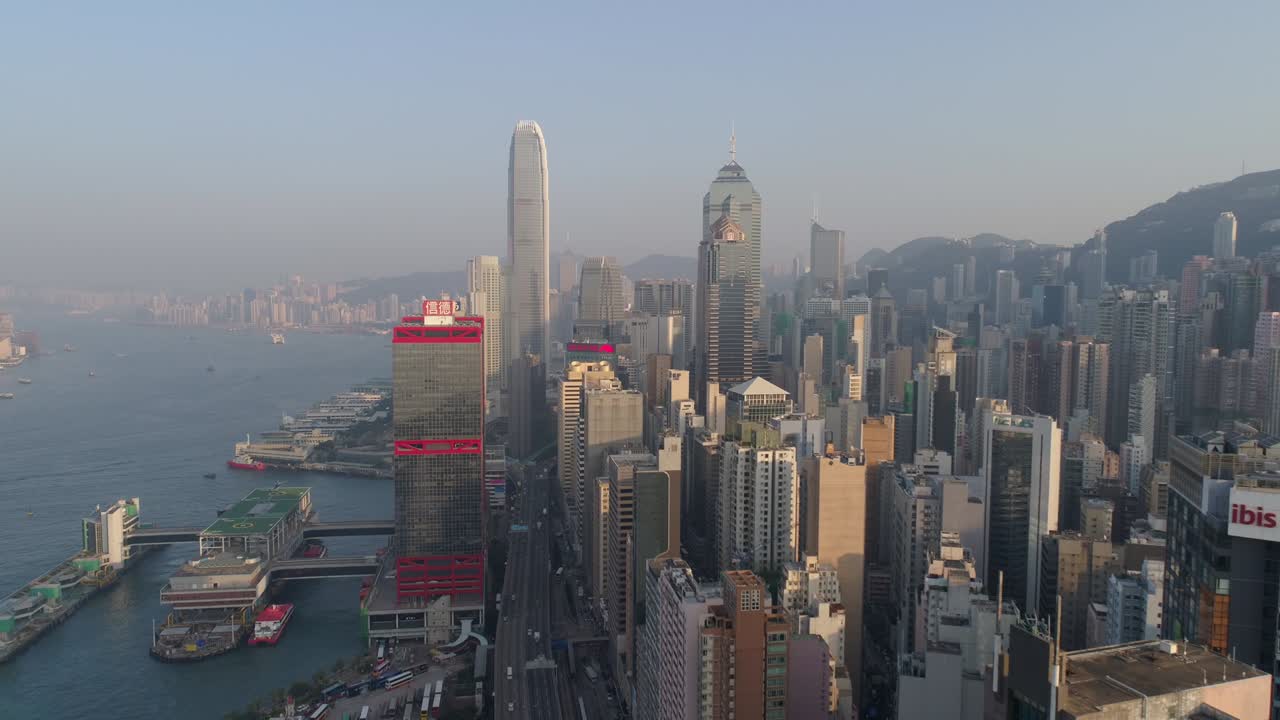 luz do pôr-do-sol cidade de hong kong porto de victoria baía industrial panorama aéreo 4k china