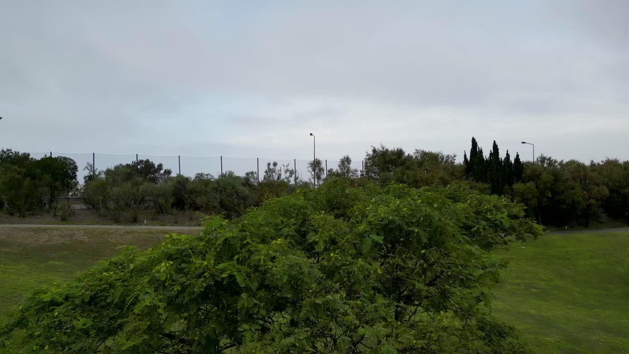 포르투갈 의 코스타 다 카파리카 마을 과 바다 풍경 을 조망 하는 드론