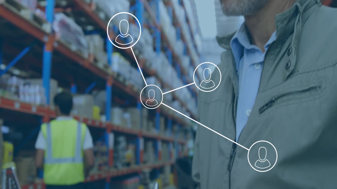 анимация сети икон профиля на белом мужчине-наблюдателе, пишущем на бумаге на складе