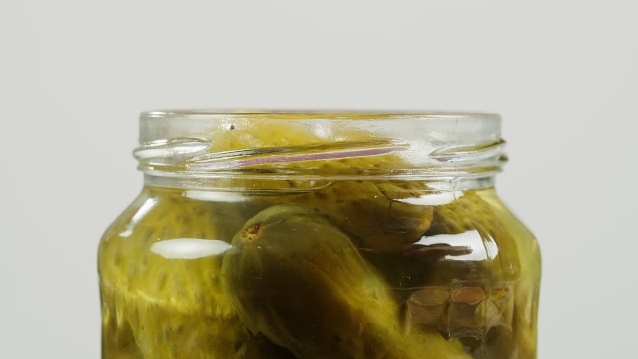 항아리에 절인 오이