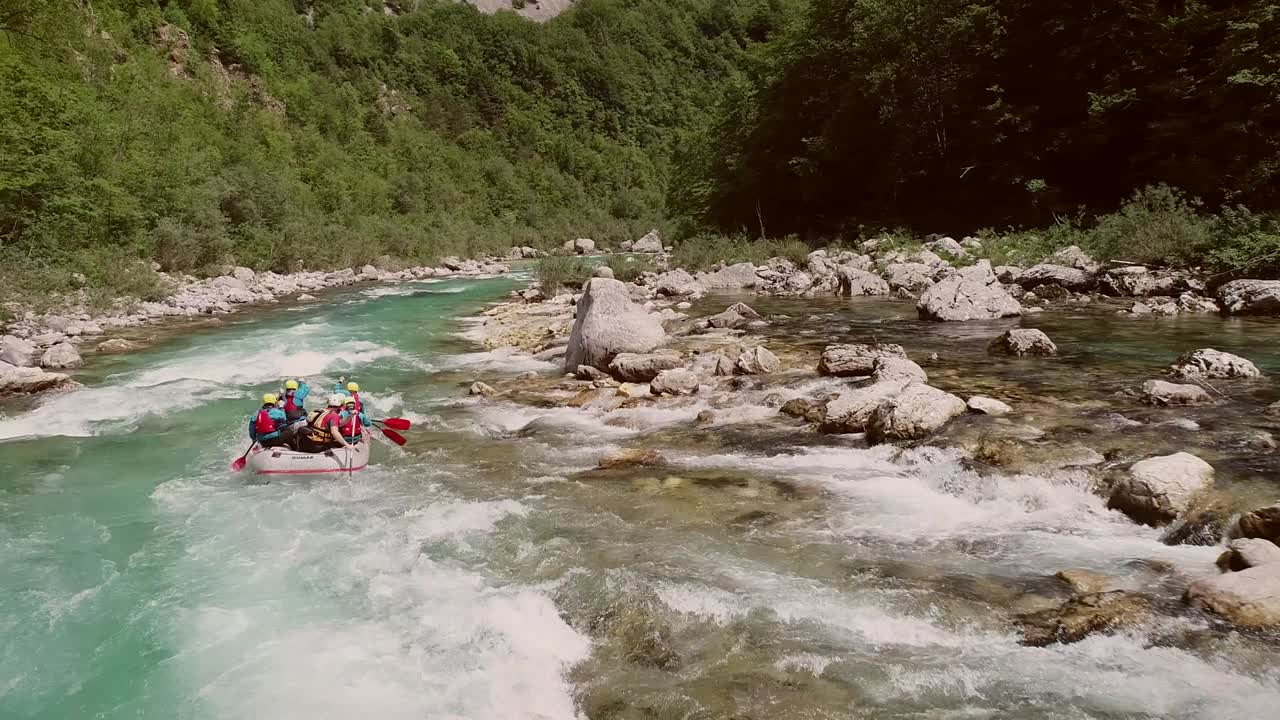 vista aérea de un grupo en un barco de rafting pasando por las rocas en el río soca.