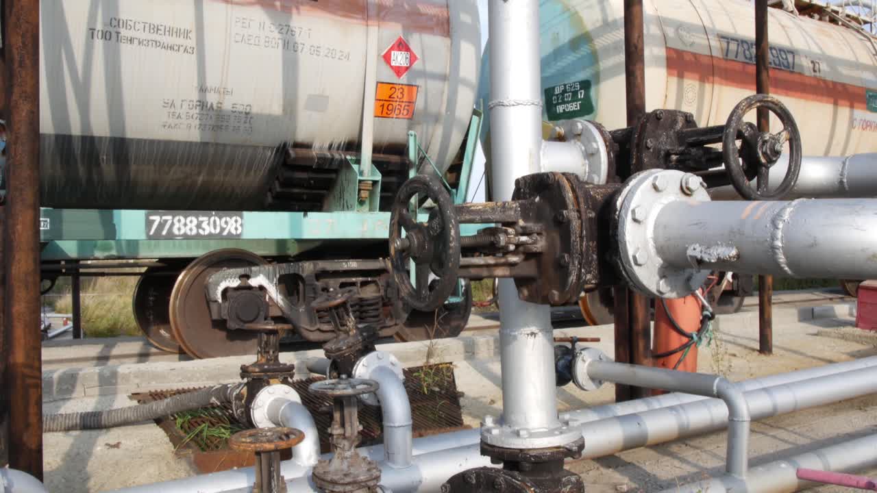 석유 창고와 기차 커 연결