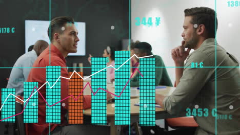 animación del procesamiento de datos financieros sobre diversas personas de negocios en la oficina