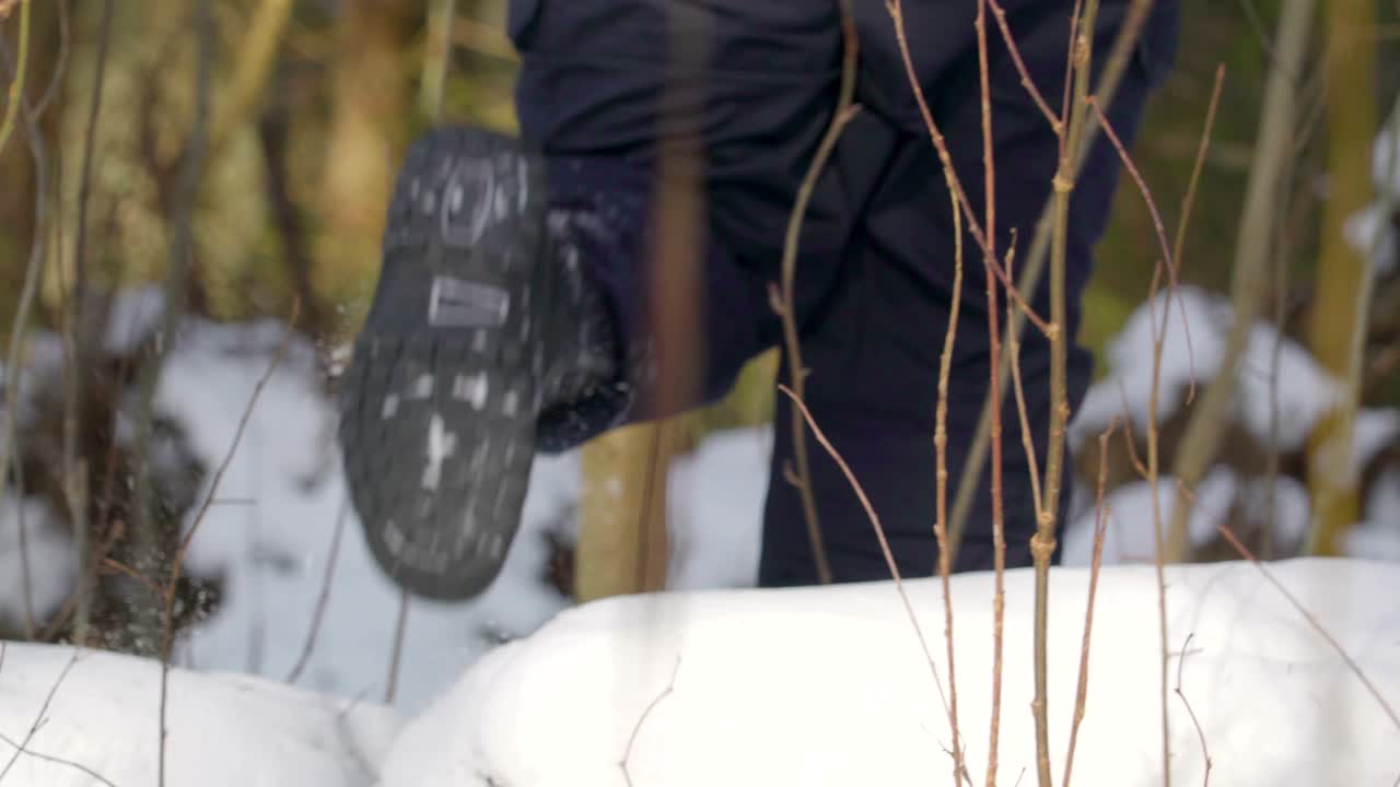 un hombre con botas de nieve caminando sobre la nieve