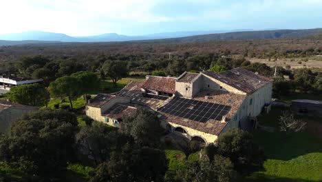 Finca-Con-Energía-Solar-En-La-Campiña-De-Languedoc,-Francia---Aérea