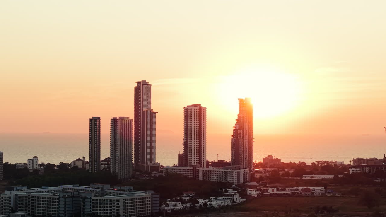 Paisagem urbana ao pôr-do-sol