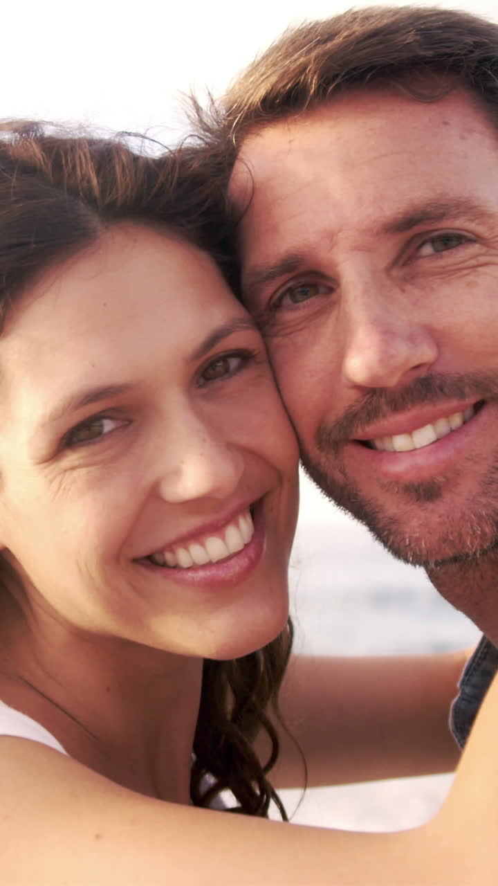 una pareja linda haciendo un beso esquimal.