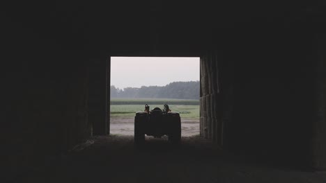 헛간 안의 그림자와 빛 속의 트랙터의 예술적인 샷