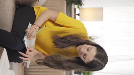vídeo vertical de una estudiante sintiéndose feliz y en paz, divirtiéndose.