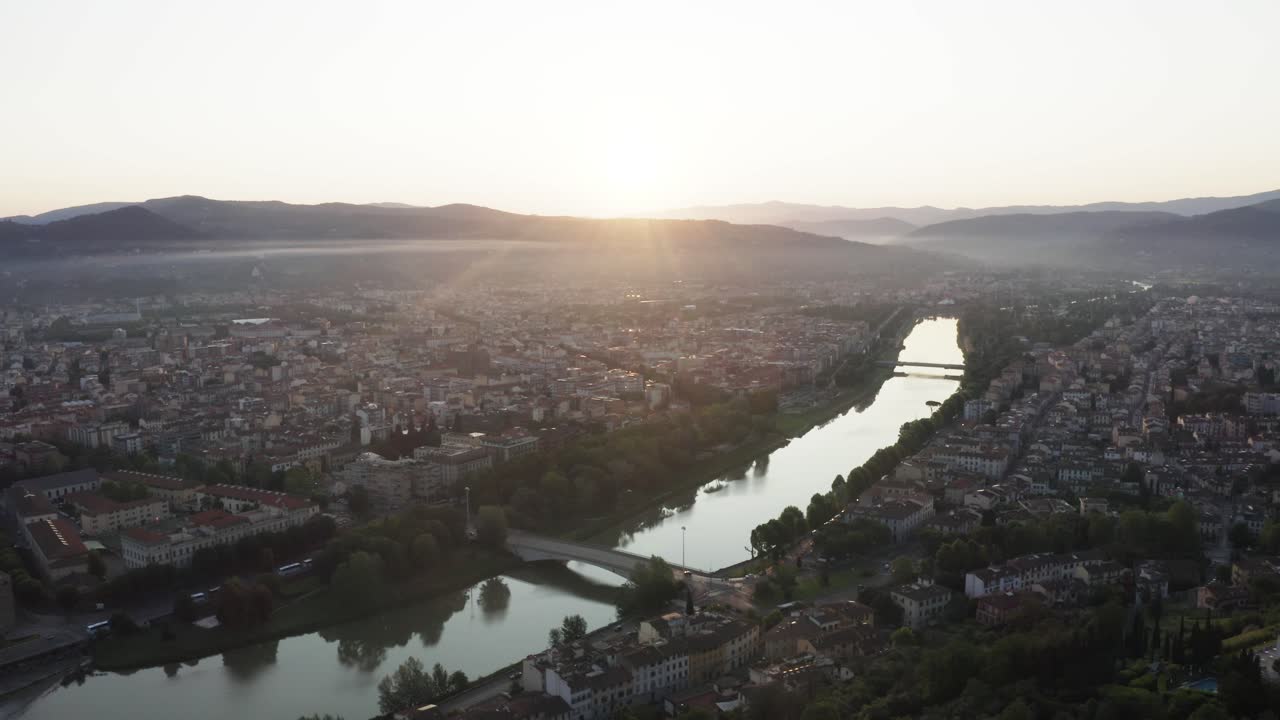 Vista aerea dell'alba su Firenze, Italia.