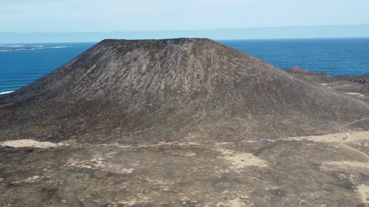 대 섬의 해변에 있는 웅장한 화산의 영상