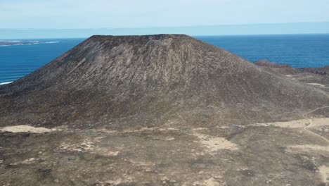 imágenes de un majestuoso volcán en las costas de la isla de los lobos