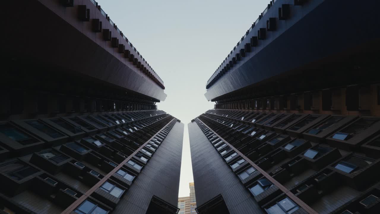 Veduta panoramica di condomini e grattacieli nel centro di Hong Kong, Cina, in una giornata di sole, che mostra una densa vita urbana e un'architettura moderna.