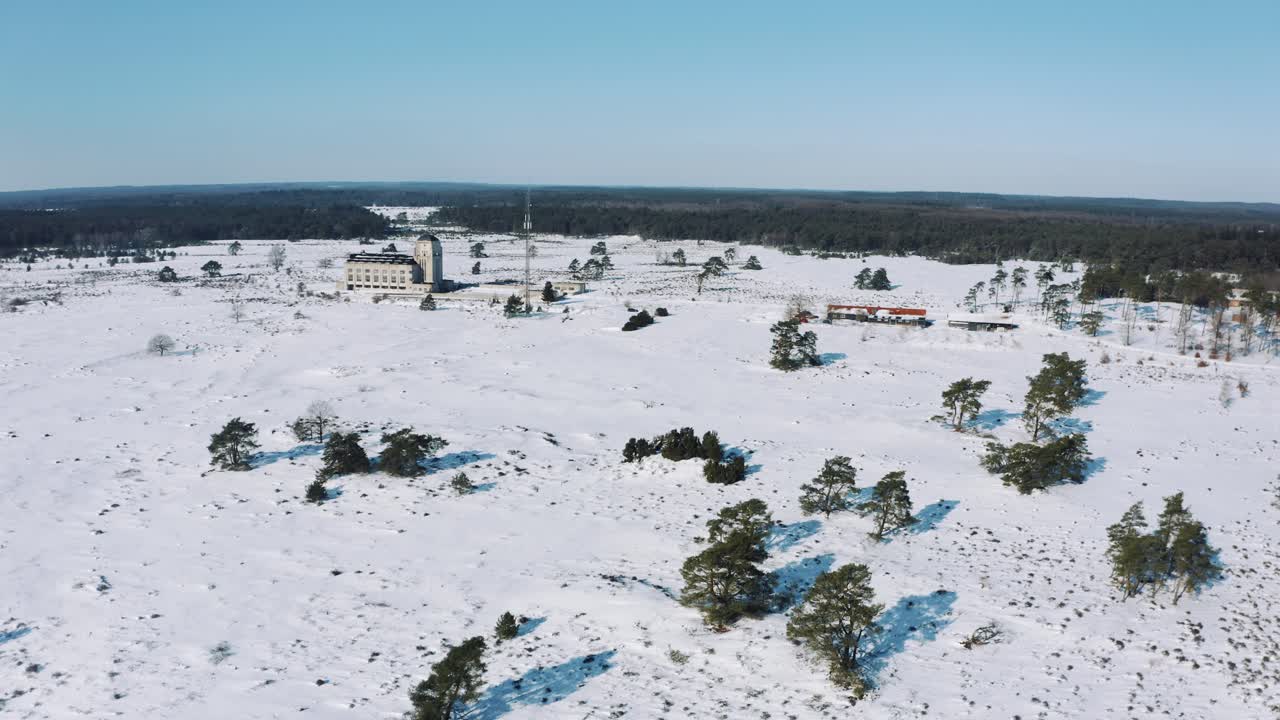 vista de drones en la catedral de radio kootwijk en un día soleado de invierno con suelo cubierto de nieve