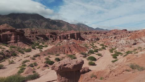 Mann-Erkundet-Die-Atemberaubenden-Roten-Felsformationen-In-Quebrada-De-Las-Conchas,-Cafayate,-Argentinien