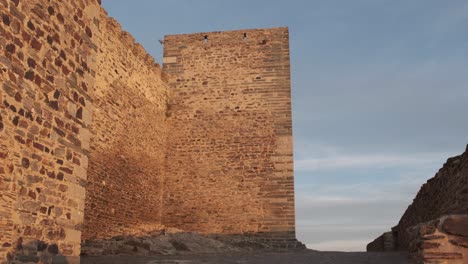 Inclínese-Sobre-La-Pared-De-La-Torre-Del-Castillo-De-Monsaraz-En-La-Hora-Dorada