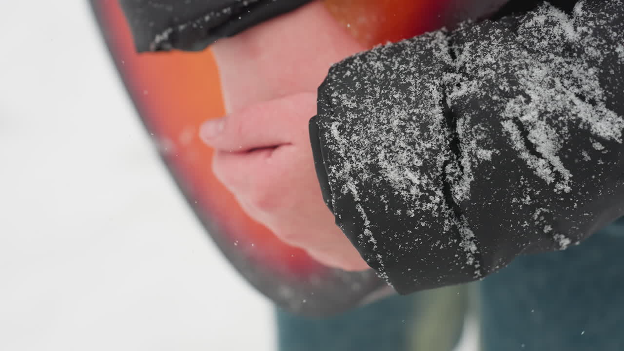 눈 인 겨울의 장면에서 활기찬 빨간색 어쿠스틱 기타를 들고 있는 손의 클로즈업, 검은색 재 팔꿈치에 부드럽게 누워있는 눈송이