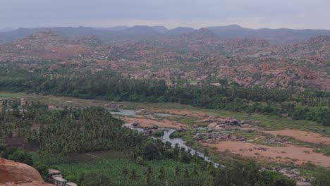 Luftschwenkansicht-Des-Gesamten-Hampi-Vom-Achyutaraya-Tempel-Bis-Zum-Virupaksha-Tempel-Von-Der-Spitze-Des-Matanga-Hügels