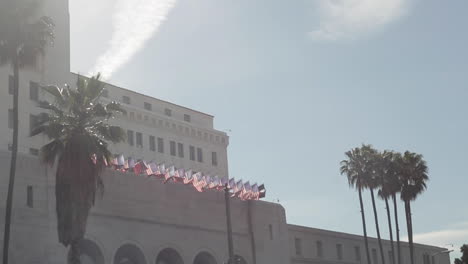 día soleado y brillante con palmeras, edificios, banderas americanas