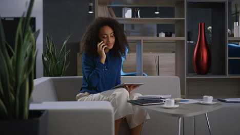 Mujer-Afroamericana-Ocupada-Hablando-Por-Teléfono-Móvil-Hablando-De-Negocios-En-La-Oficina-En-Casa.