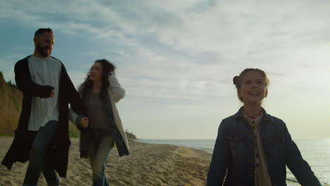 Familia-Emocionada-Amante-De-La-Naturaleza-De-La-Playa-Junto-Al-Mar-Al-Atardecer.-Grupo-De-Gente-Feliz-Camina-Por-La-Costa.